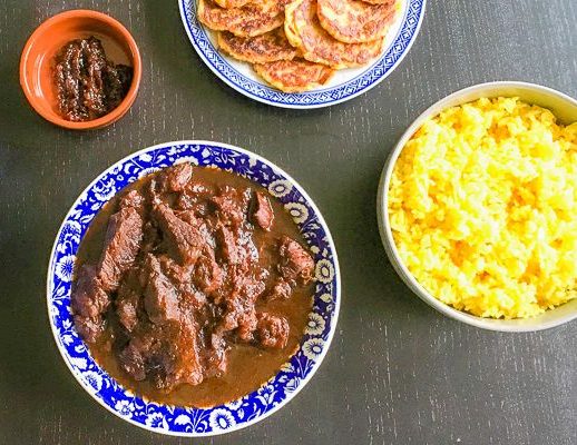 Indisch stoofvlees daging smoor met gele kokosrijst