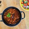 Griekse stoofpot met lamsvlees, aubergine en tomaat. De Griekse naam is 'arni kokinisto'.