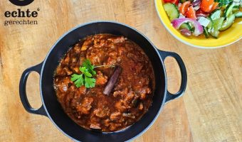 Griekse stoofpot met lamsvlees, aubergine en tomaat. De Griekse naam is 'arni kokinisto'.